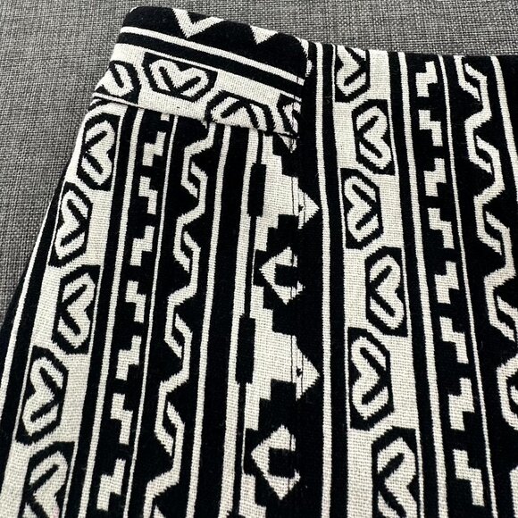 Forever 21 Shorts Aztec Geometric print Junior Medium Ivory & Black High Waisted - Picture 2 of 12